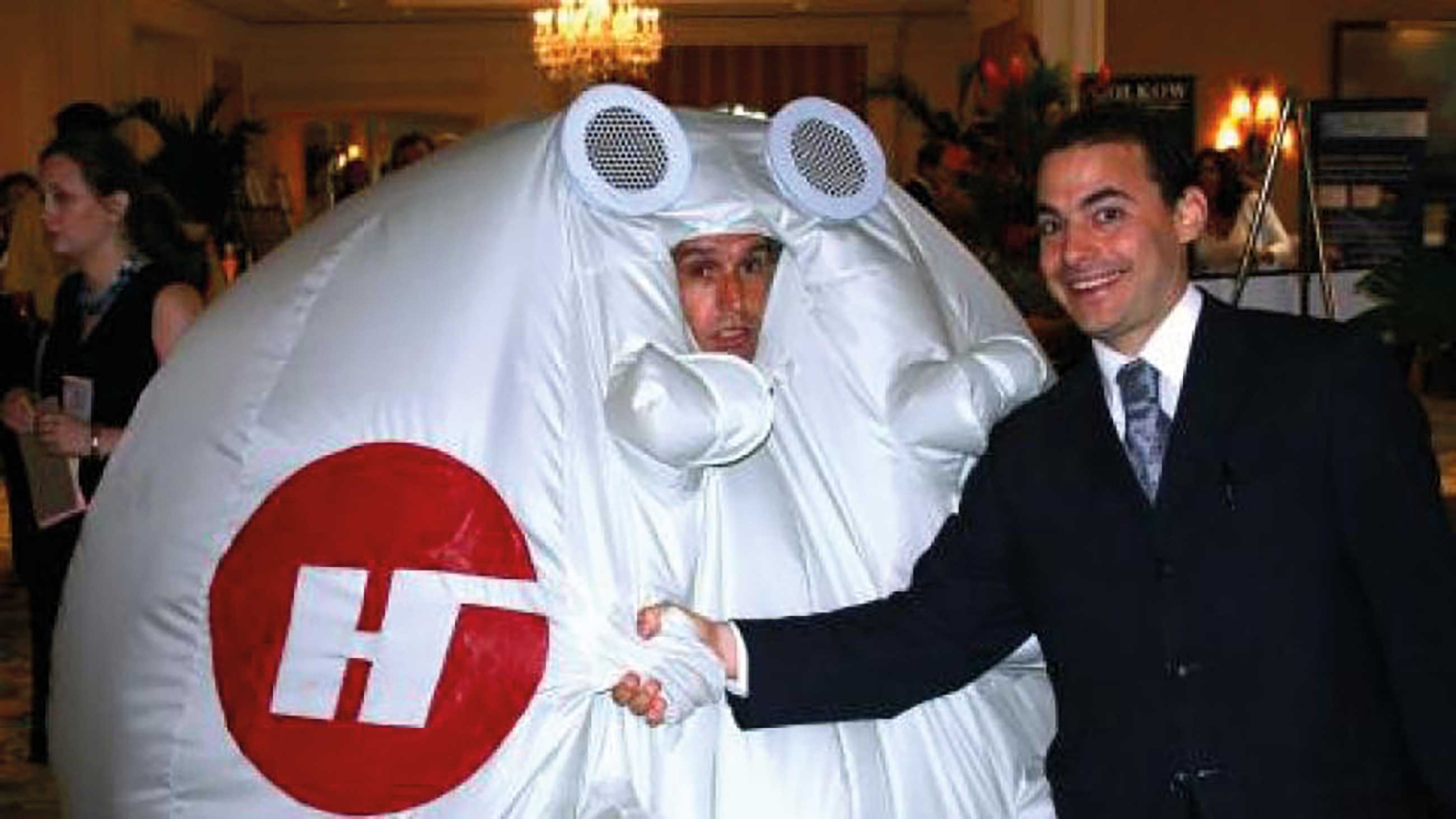 Les Yes Men lors de leur intervention au nom d’Halliburton