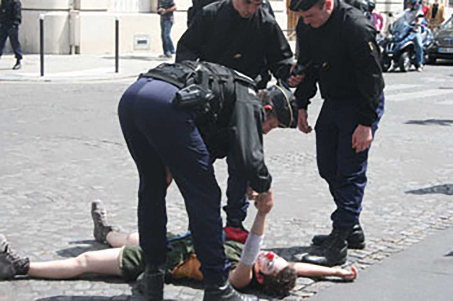 Clown arrêté par la police lors du 14 juillet 2009