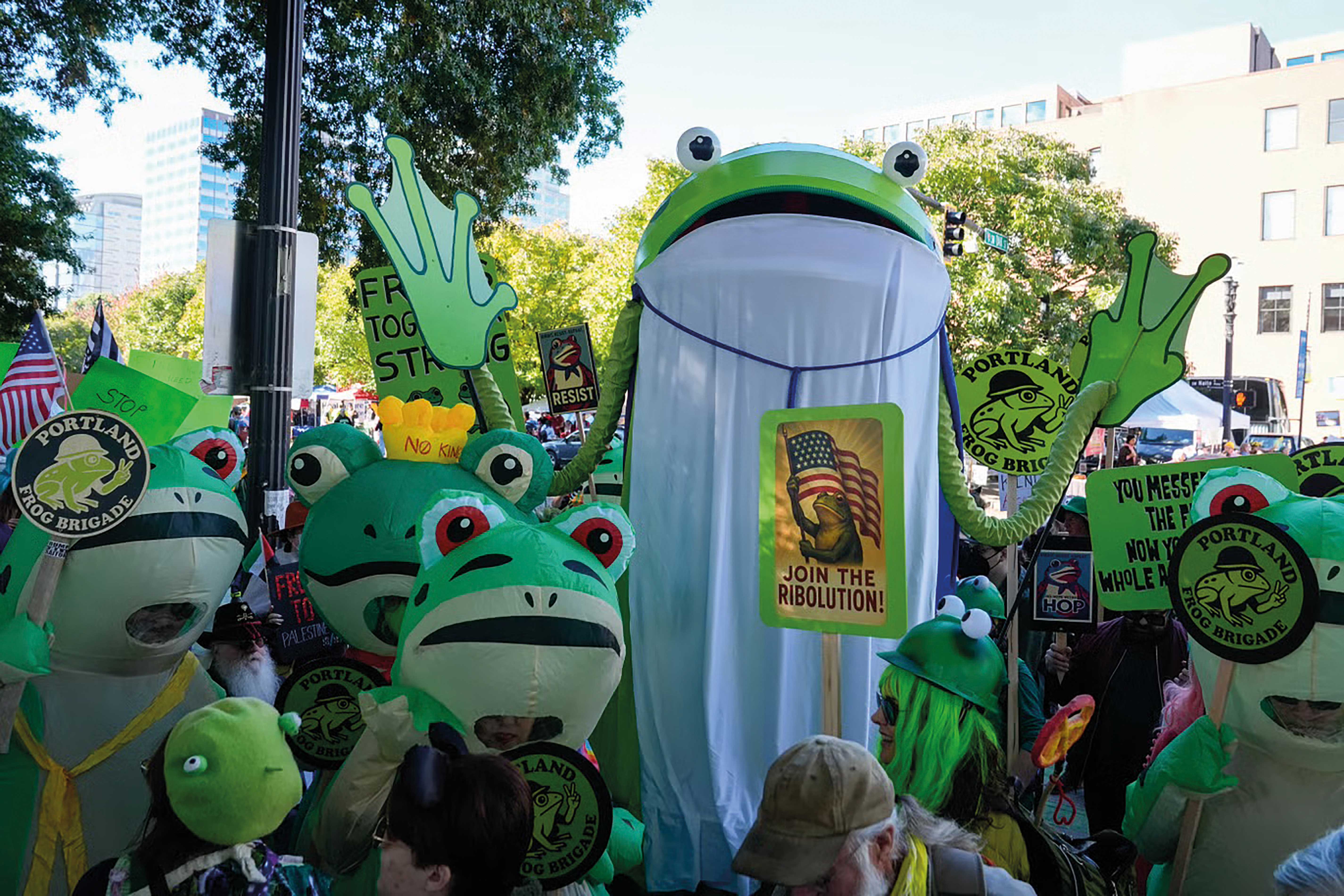Manifestant·es de Portland avec des cosutmes de grenouilles